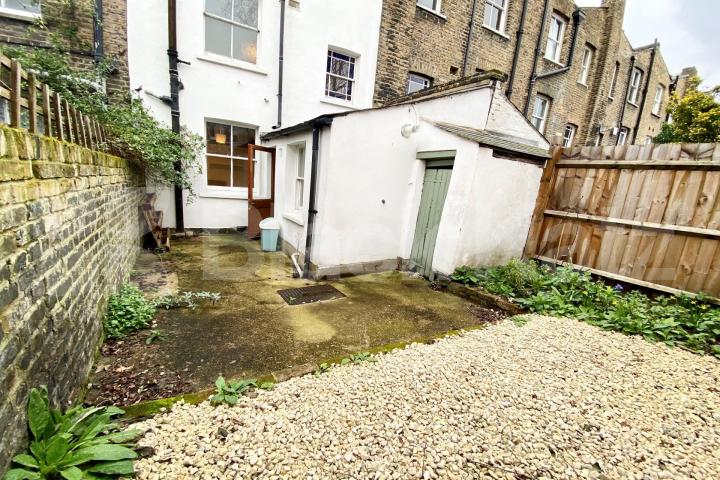 Georgian Townhouse, triplex, four double bedrooms, two bathrooms & Patio Garden Henshaw Street, Elephant and Castle